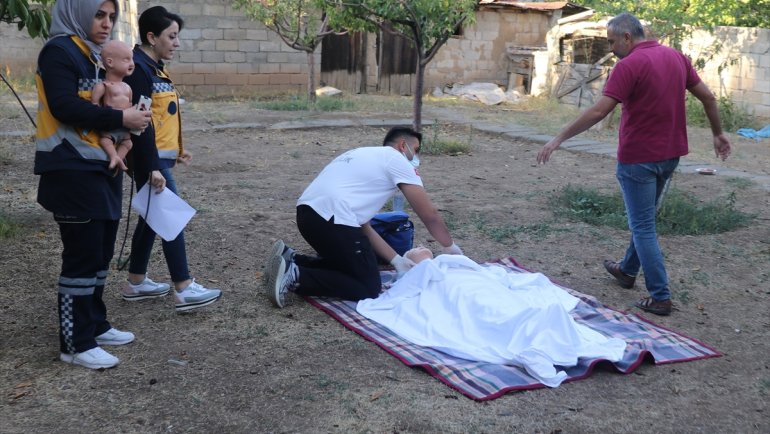 Erzincan'da sağlık ekipleri ihbar üzerine gittikleri yerde cansız mankene kalp masajı yaptı