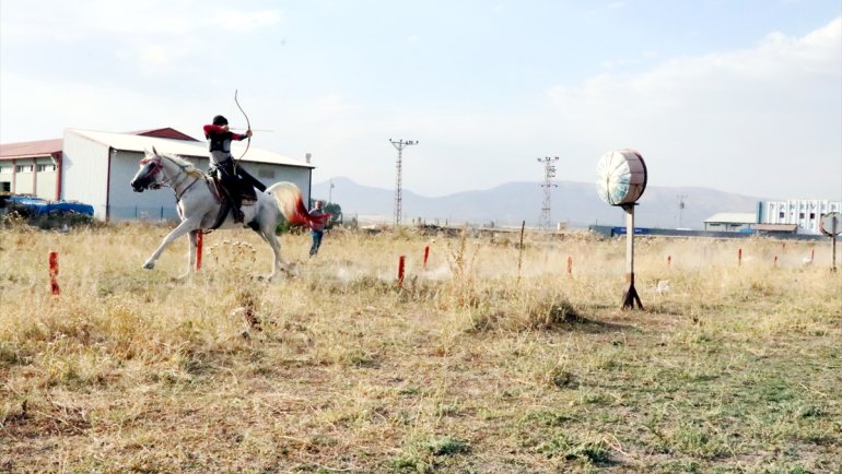 Erzurumlu Ayşe öğretmen Atlı Okçuluk Türkiye Şampiyonası finaline sıkı hazırlanıyor