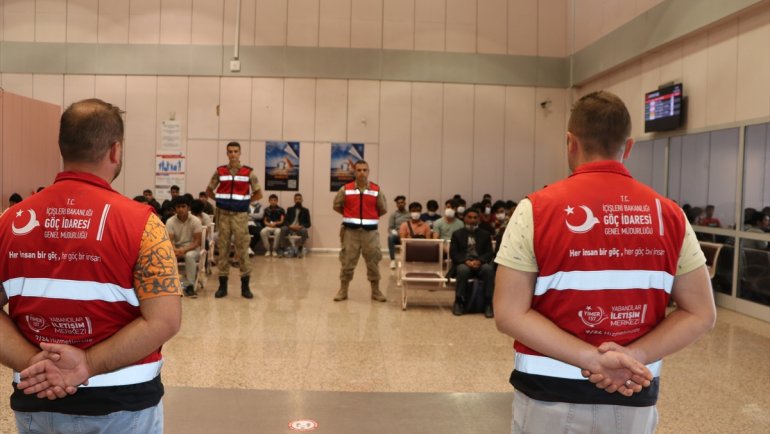 Erzurum'dan Afganistan uyruklu 227 düzensiz göçmen ülkelerine gönderildi