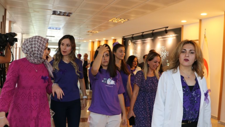Doktor ve akademisyenler "kadın kanserlerine dikkati çekmek" için mor giyindi