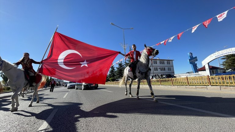 MHP Genel Başkanı Bahçeli'yi Erzurum'da atlı ciritçiler karşıladı