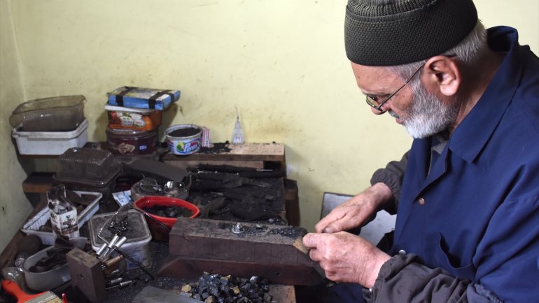 Oltu taşını yarım asırdır ilk günkü heyecanla tespihe dönüştürüyor