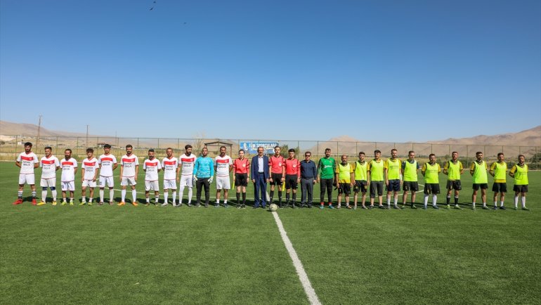 Gürpınar'da düzenlenen mahalleler arası futbol turnuvası başladı