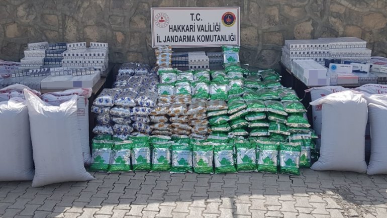 Hakkari'de gümrük kaçağı sigara ve çay ele geçirildi