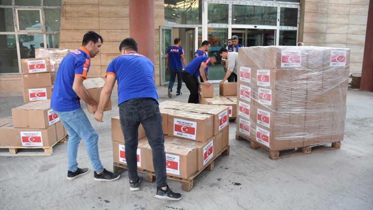 Hakkari'den Pakistan'daki sel bölgesine yardım tırı gönderildi