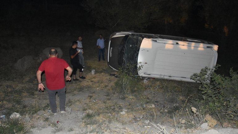 Hakkari'de direğe çarparak devrilen minibüsteki 8 kişi yaralandı