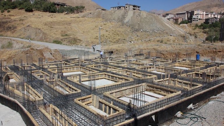 Hakkari'de hayırsever vatandaş tarafından yapılacak caminin temeli atıldı