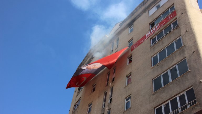 Hakkari MHP İl Başkanlığı binasında çıkan yangın söndürüldü1