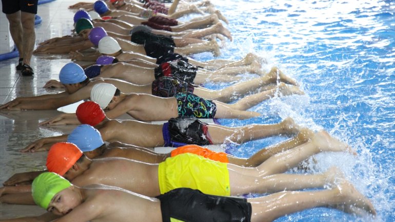 Şemdinli'de açılan olimpik havuzla 600 kişi yüzme öğrendi