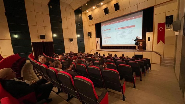 Hizan'da muhtarlara yönelik "erken yaşta evlilik" semineri
