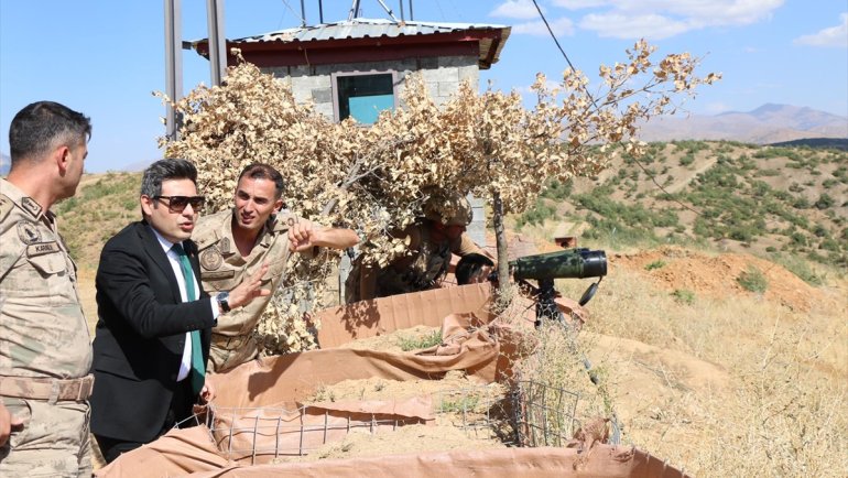 Hizan Kaymakamı Özçelik komando taburunu ziyaret etti