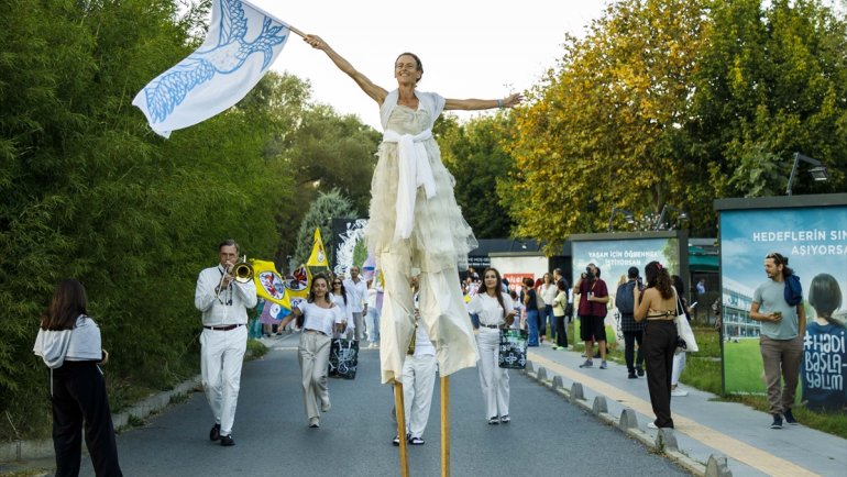 İstanbul Bilgi Üniversitesi Bread and Puppet Theater’ın dev kuklalarına ev sahipliği yaptı1