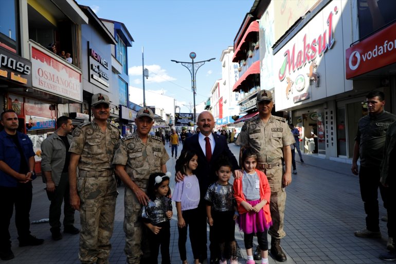 yakınlarıyla Jandarma esnaf Genel Orgeneral buluştu ile şehit Çetin ve Komutanı Ağrı
