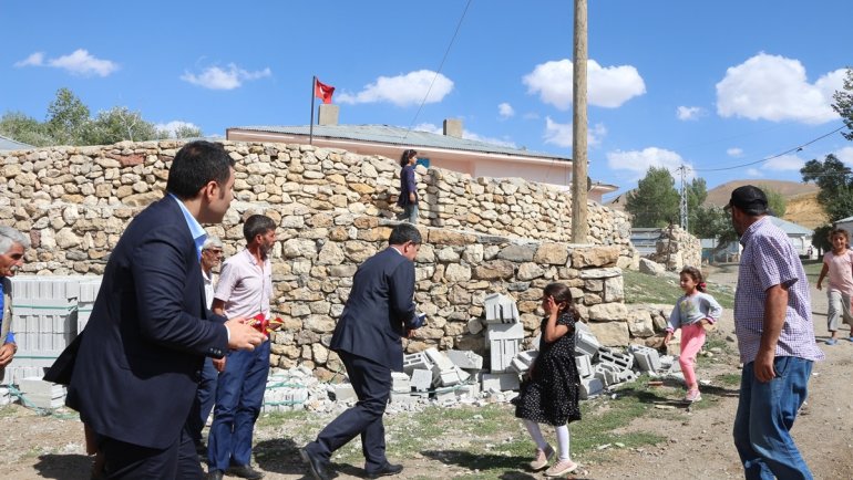 Karlıova Kaymakamı Gilan köy ziyaretlerinde çocukların yüzünü güldürüyor