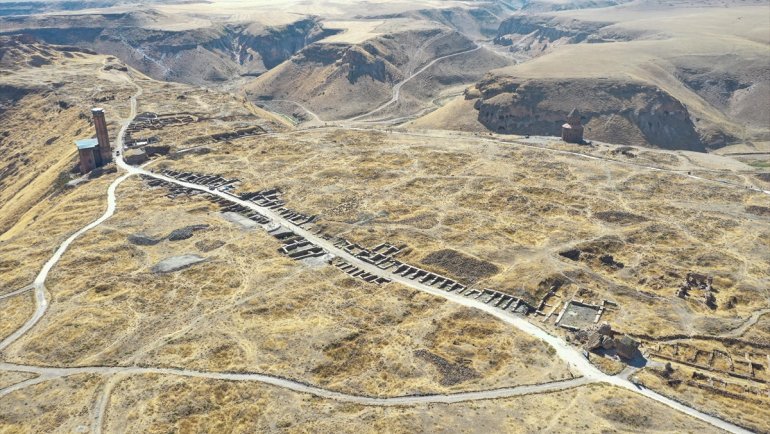 Ani Örenyeri'nde "suda doğum"un ilk örneğinin yaşandığı değerlendirilen taş küvet bulundu