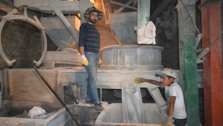 Dededen kalma taş değirmen öğütmeye devam ediyor