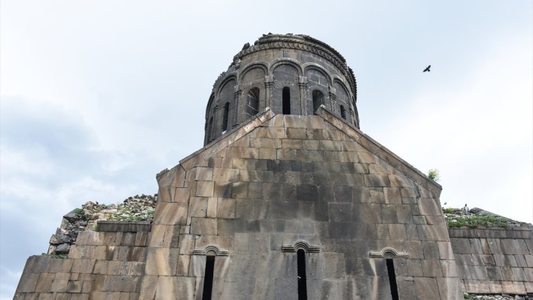 Kars'ta köy ortasındaki kilise, haç planlı ve kubbeli mimarisiyle dikkati çekiyor