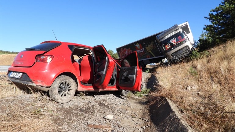 Kars'taki trafik kazasında ölen 4 arkadaşın cenazesi toprağa verildi