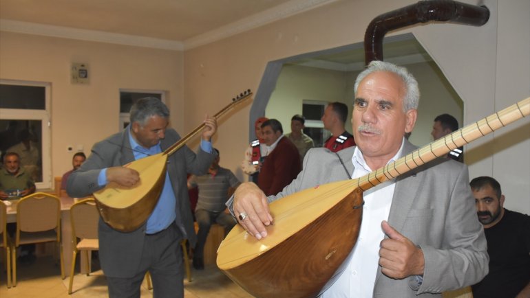 Karslı aşıklar köydeki erkekleri kadına yönelik şiddete karşı atışmayla uyardı