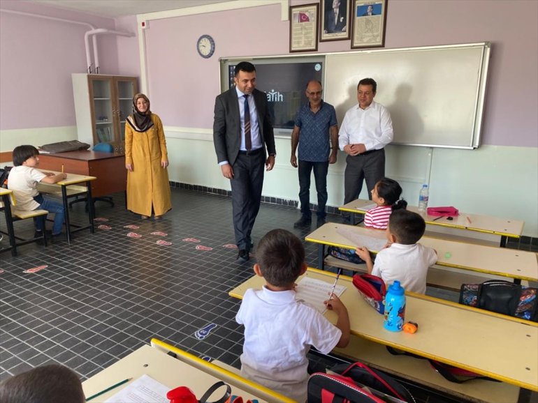 öğrencilerle Keban ziyaret Akbulut, etti, Kaymakamı okulları görüştü 3