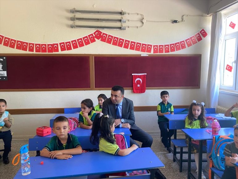 etti, Kaymakamı Akbulut, Keban öğrencilerle ziyaret okulları görüştü 6