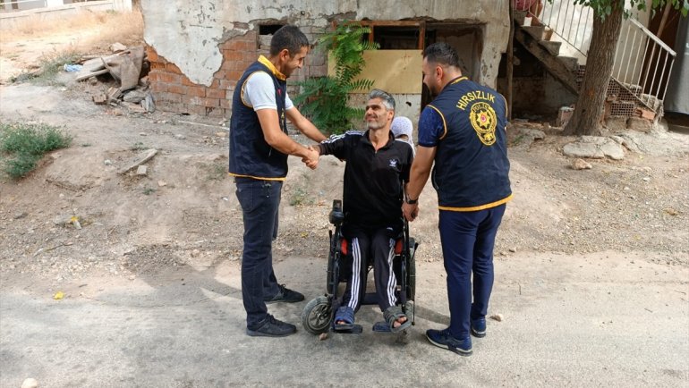 Malatya'da çalınan akülü tekerlekli sandalye polis tarafından bulunarak sahibine teslim edildi