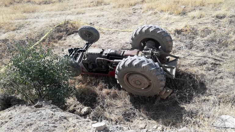 Malatya'da devrilen traktörün sürücüsü öldü