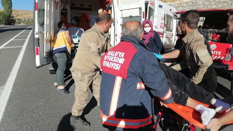 Malatya'da tırla hafif ticari araç çarpıştı, 3 kişi öldü, 3 kişi yaralandı