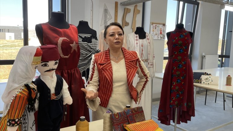 MALATYA - Geleneksel kumaşlardan üniversite sanayi iş birliğiyle modern kıyafetler üretiliyor1