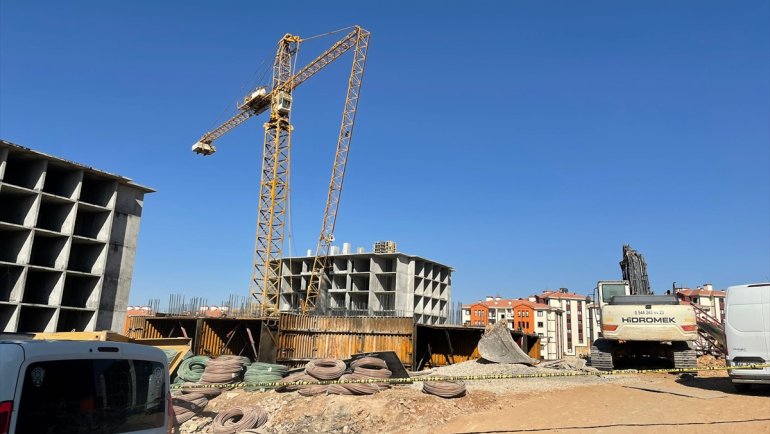 MALATYA - İnşaat çalışmaları sırasında vinç devrildi1