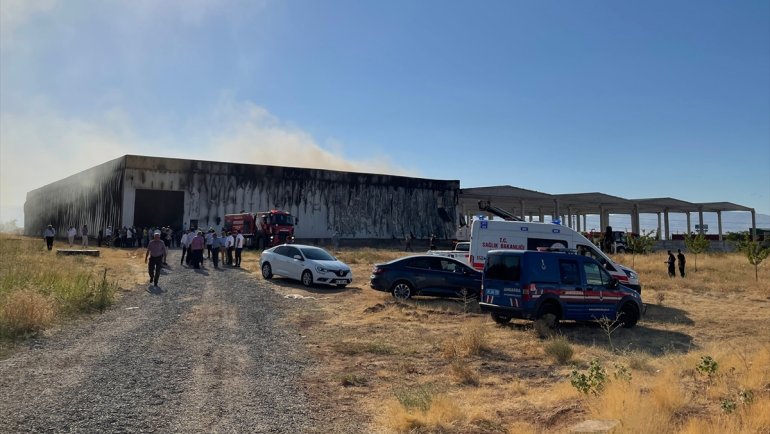 MALATYA - Kayısı depolama fabrikasında yangın çıktı (2)1