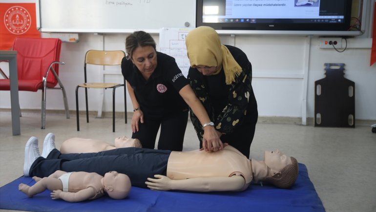 Öğretmenler ilk yardım eğitimiyle hayat kurtarıyor