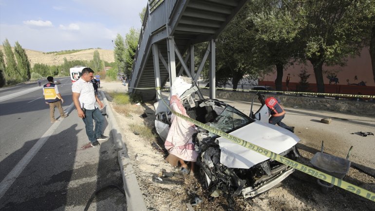 Malatya'da otomobilin üst geçide çarptığı kazada 2 kişi öldü, 2 kişi yaralandı