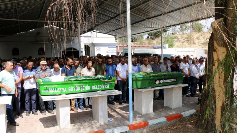 Sivas'ta kamyon ile minibüsün çarpışması sonucu ölenlerden 4'ünün cenazesi defnedildi