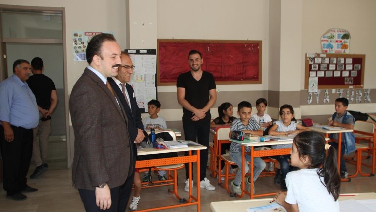 Malazgirt Kaymakamı Bayram'dan okul ziyareti