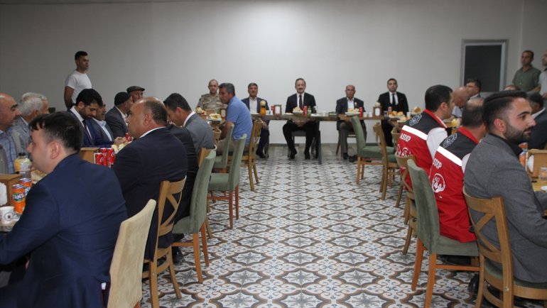 Malazgirt'te şehit aileleri ve gaziler onuruna yemek verildi