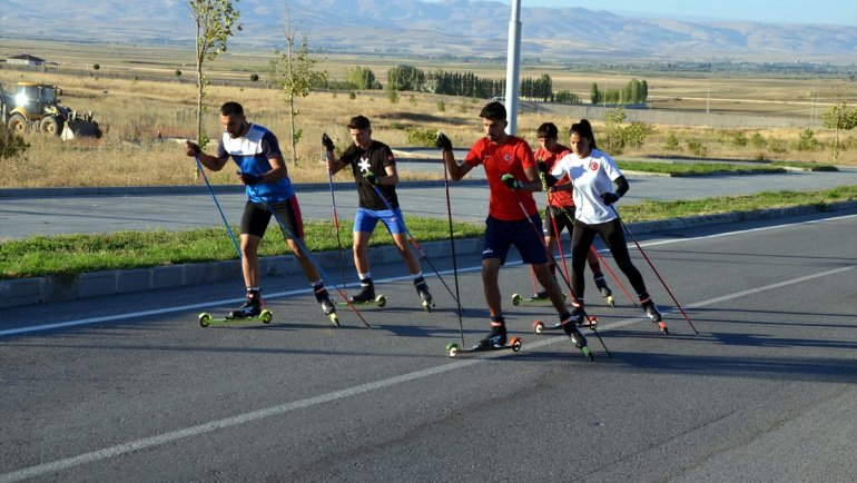 Muş'ta kayaklı koşu sporcuları asfaltta şampiyonalara hazırlanıyor