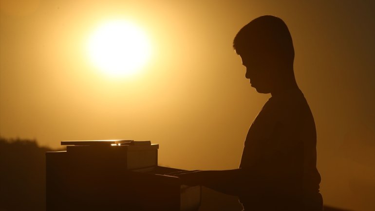 "Kusursuz kulak" Bager, gün batımı ve ay ışığında Beethoven'ın "Ayışığı Sonatı"nı çaldı