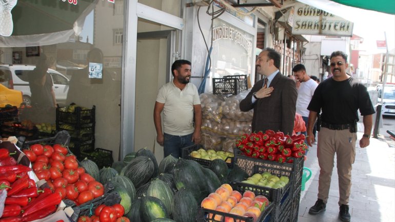 MUŞ - Malazgirt Kaymakamı Göksu Bayram, esnafı ziyaret etti1