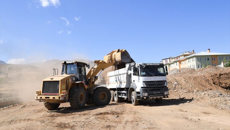 Muş'ta dere ıslah ve yol çalışmaları sürüyor