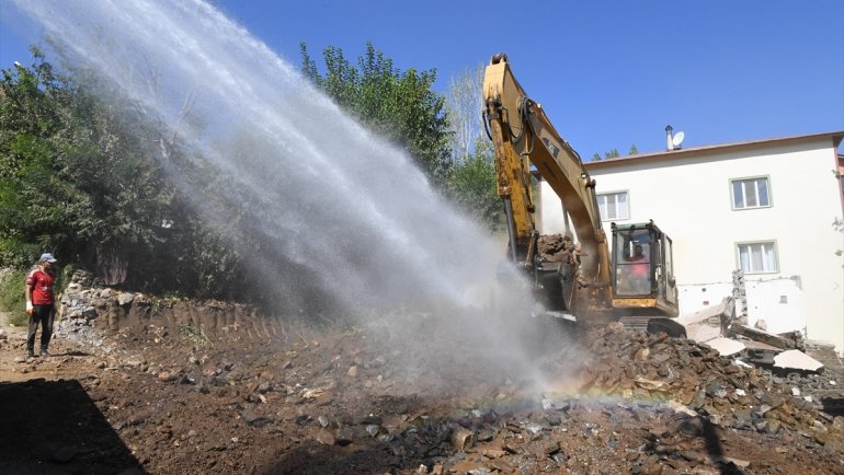 Muş'ta metruk binaların yıkımına başlandı