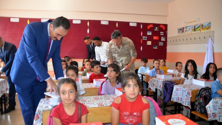 Muş'taki okullara yardımcı kaynak kitap dağıtıldı