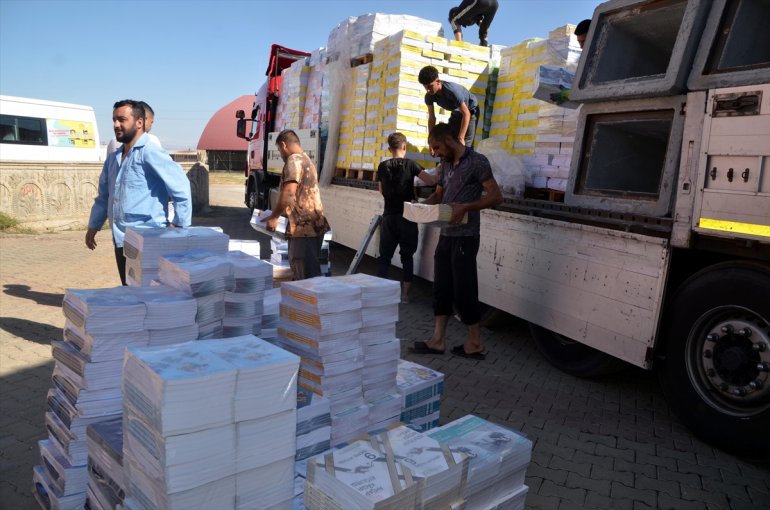 Muş'ta ücretsiz ders ve kaynak kitapları okullara dağıtılıyor