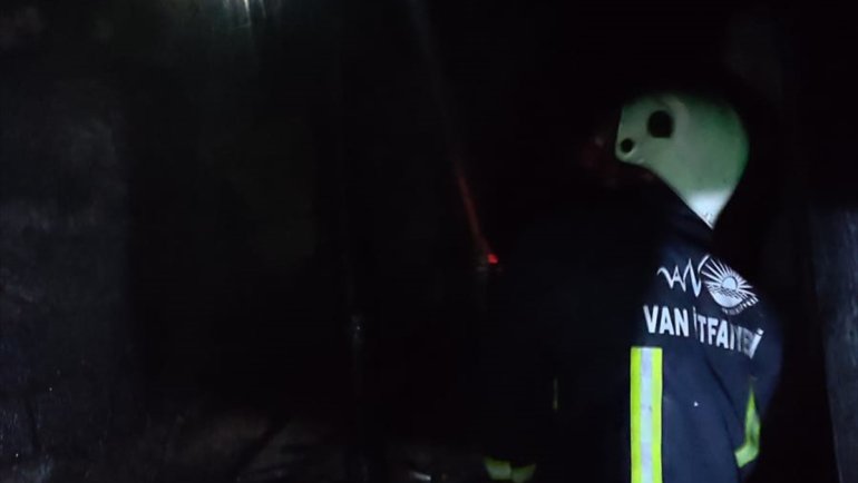 Özalp'ta samanlıkta çıkan yangın itfaiye ekiplerince söndürüldü