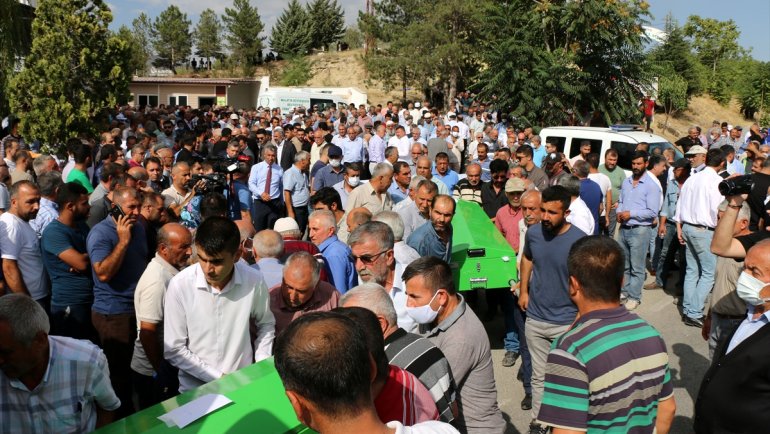 Sivas'ta kamyon ile minibüsün çarpışması sonucu ölenlerden 3'ünün cenazesi defnedildi