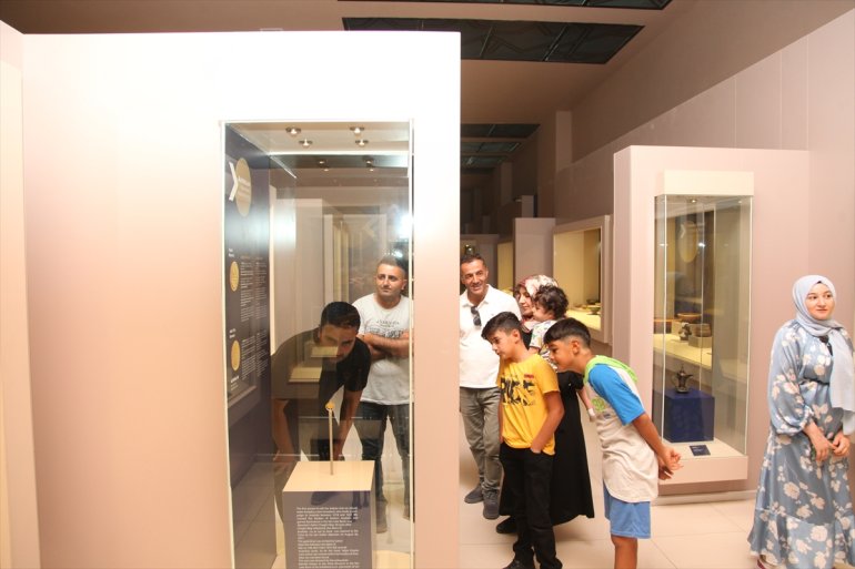 sikke altın sergileniyor dönemine ait Alparslan Ahlat Müzesi