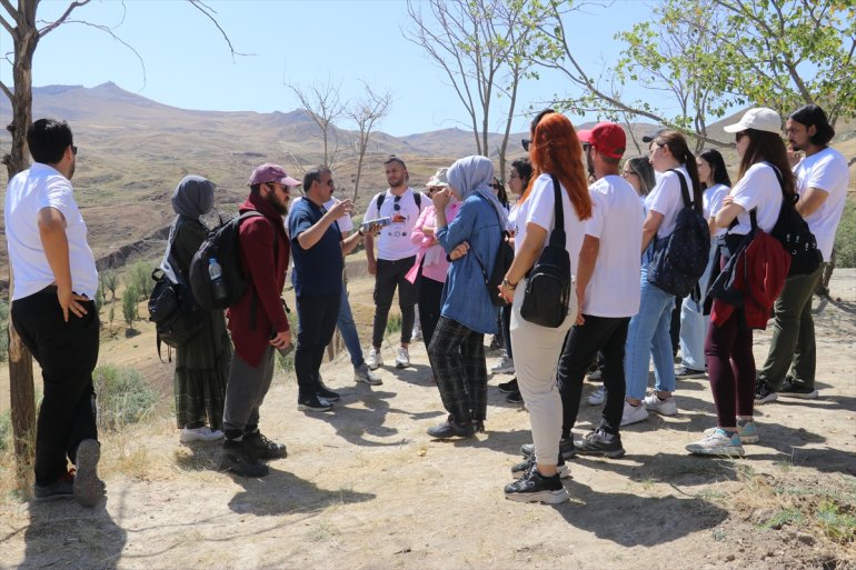 Üniversite öğrencileri Ağrı Dağı çevresinde 'bilimsel gezi'ye çıktı