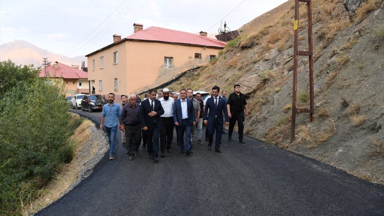 Vali Akbıyık, mahalle yolundaki asfalt çalışmalarını inceledi