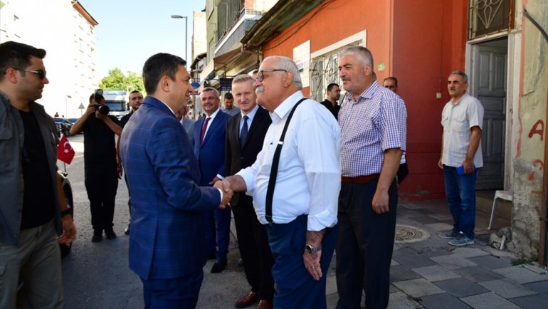 Vali Şahin, Ali Kapısı Eğitim, Yardımlaşma, Dayanışma ve Kültür Derneğini ziyaret etti