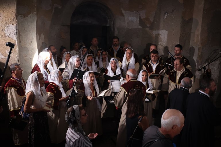 başladı - Akdamar ayin Kilisesi